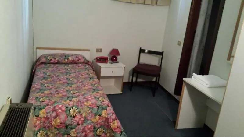 Hotel Primavera Дезенцано-дель-Гарда